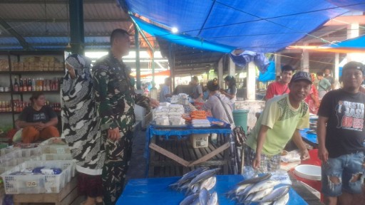 Babinsa Allakuang pantau harga bahan pokok di Pasar Tradisional Allakuang.