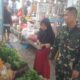 Babinsa Allakuang Jaga Harga Pasar