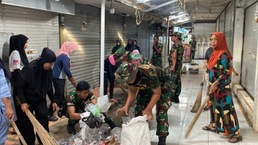 Personel Kodim 1420 Sidrap bersama warga bersihkan Pasar Sentral Pangkajene jelang HUT RI ke-80.