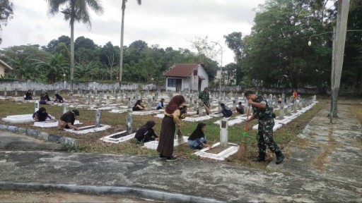 Danramil 06/Panca Rijang pimpin pembersihan Taman Makam Pahlawan Mario bersama warga dan pelajar jelang HUT RI ke-80.