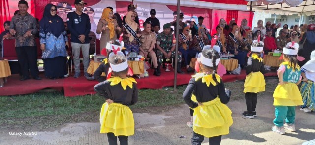 Babinsa Desa Mario menghadiri karnaval HUT RI ke-80 di Kecamatan Kulo bersama pejabat dan warga.