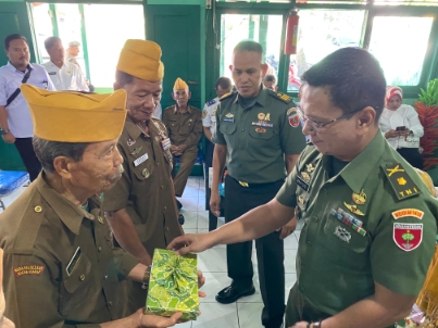 Anggota LVRI Sidrap menerima bingkisan yang diserahkan oleh Kasdim 1420/Sidrap.