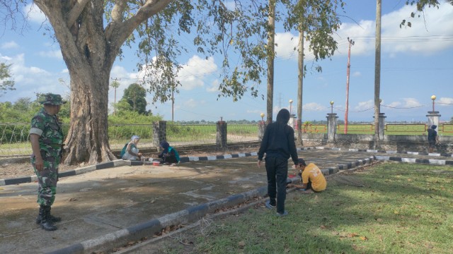 TMP Mario Sidrap lagi di cat oleh Babinsa dan mahasiswa KKN