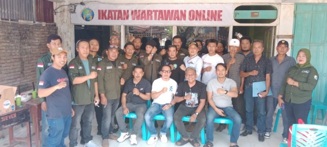 Pengurus IWO Sidrap foto bersama Ketua IWO Sulsel di depan sekretariat baru.