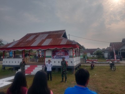 Anggota Koramil 1307-03 Bada dan warga berkumpul di depan tribun Lapangan Bumi Jambu usai kerja bakti persiapan HUT RI ke-80.
