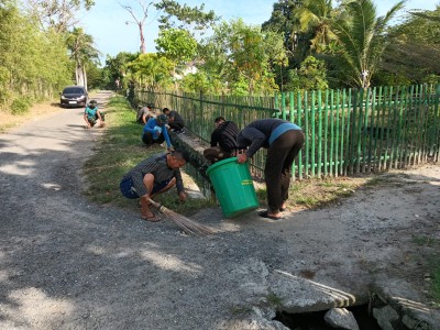 Baminlog Kodim 1420/Sidrap pimpin karya bakti bersihkan saluran air.
