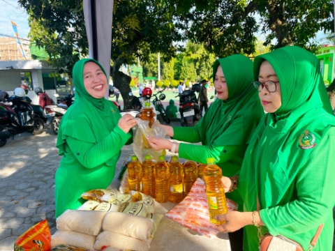 Ibu Persit Kodim 1420/Sidrap melayani warga di bazar murah.