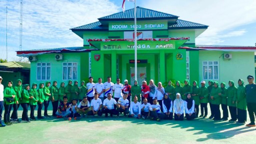 Personel Kodim 1420/Sidrap, Persit, dan Bulog Sidrap foto bersama usai senam.