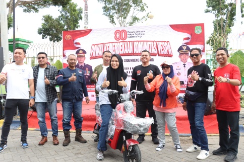 Kapolres Sidrap bersama komunitas Vespa rayakan HUT RI ke-80 dengan pawai dan pembagian hadiah.