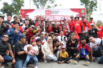 Ratusan peserta Pawai Vespa Polres Sidrap berfoto bersama usai konvoi jelang HUT RI ke-80.