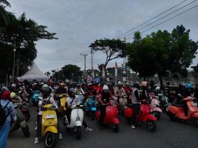 Ratusan peserta pawai kemerdekaan Vespa bersama Dandim 1420/Sidrap di Monumen Ganggawa Sidrap.