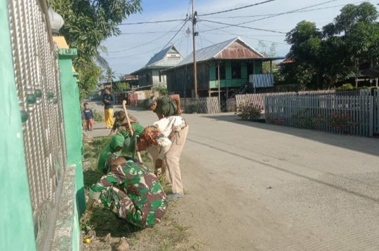 Babinsa bersama warga lakukan karya bakti bersihkan saluran air di Desa Allesalewoi.