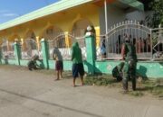 Semarak HUT RI ke-80, Babinsa Bersama Warga Allesalewoi Gelar Karya Bakti Bersihkan Saluran Air Masjid