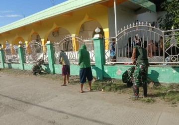 Semarak HUT RI ke-80, Babinsa Bersama Warga Allesalewoi Gelar Karya Bakti Bersihkan Saluran Air Masjid