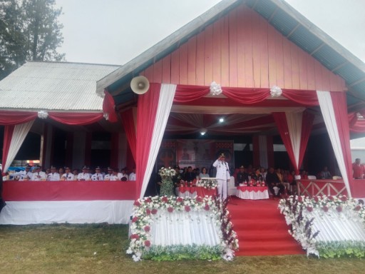Upacara HUT RI ke-80 di Pamona Selatan, Poso dengan panggung utama berhias merah putih.