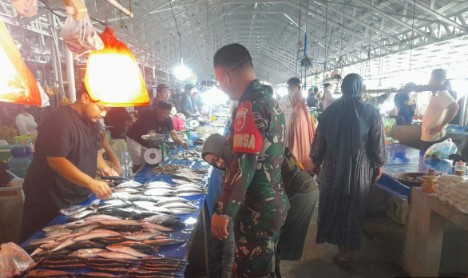 Babinsa Koramil 04/Watang Pulu memantau harga bahan pokok di Pasar Lawawoi Sidrap.