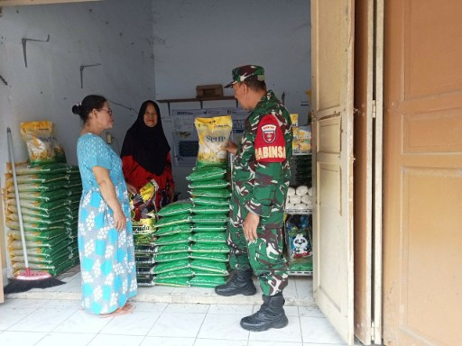 Babinsa Koramil Kodim pantau harga beras di toko sembako Sidrap.