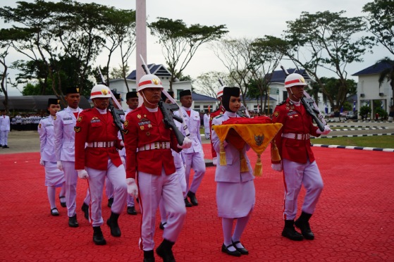 Pasukan Paskibraka kibarkan bendera dalam upacara HUT RI ke-80 bersama Dandim 1420/Sidrap.