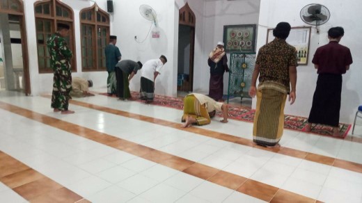 Babinsa ikut shalat subuh berjamaah bersama masyarakat di masjid Sidrap.