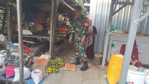 Babinsa Desa Allakuang pantau harga bahan pokok di pasar tradisional.