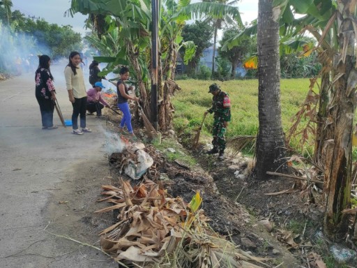 Gotong Royong Bersihkan Saluran Air, Plt Danramil 1420-04/Watang Pulu dan Warga Cirociroe Kompak