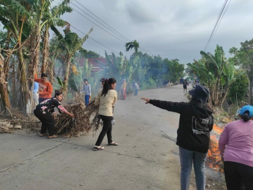 Plt. Danramil 04/Watang Pulu pimpin karya bakti bersama warga bersihkan lingkungan Desa Cirociroe.