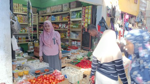 Babinsa pantau harga bahan pokok di Pasar Sentral Amparita.