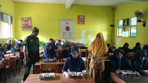 Babinsa dampingi pembagian makanan bergizi di sekolah Sidrap.