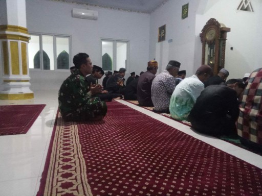 Babinsa ikut shalat subuh berjamaah bersama warga di masjid Sidrap.