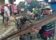 Babinsa Koramil 1420-05/Dua Pitue Ajak Warga Bersih-Bersih Saluran Air