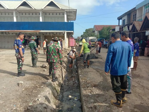 Babinsa Koramil 1420-05/Dua Pitue bersama warga bersihkan saluran air di Sidrap.
