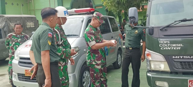 Dandim 1420/Sidrap Letkol Inf Awaloeddin memeriksa kendaraan dinas usai apel pagi di Makodim Sidrap.