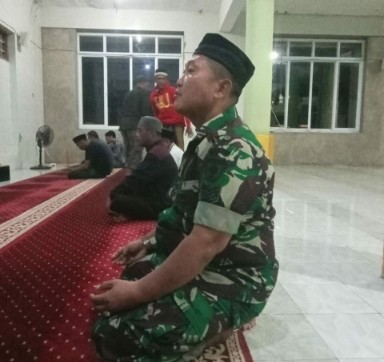 Babinsa Kodim 1420/Sidrap melaksanakan Safari Shalat Subuh bersama warga di masjid wilayah binaan.