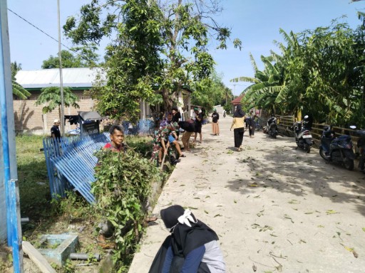 Babinsa Timoreng Panua bersama warga gotong royong membersihkan saluran air dan lingkungan desa.