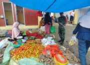 Babinsa Desa Passeno Pantau Harga Sembako