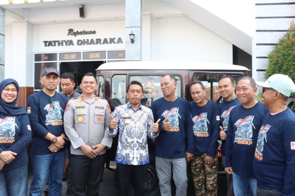 Kapolres Sidrap AKBP Fantry Taherong bersama Bupati Sidrap melepas offroader Bhayangkara Merdeka