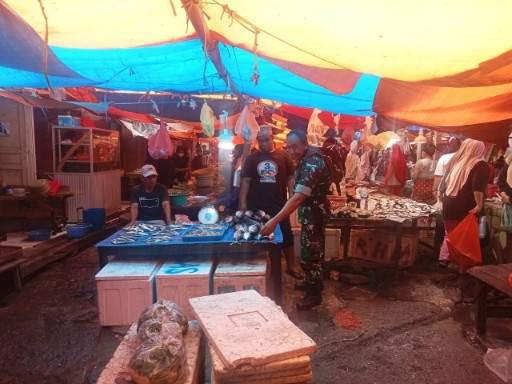 Babinsa Kelurahan Rappang memantau ketersediaan dan harga kebutuhan pokok di Pasar Sentral Rappang.