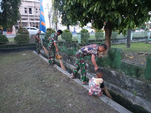 Personel TNI bersama warga bersihkan saluran air dalam kegiatan yang di pimpin Bati Bakti Siter Kodim 1420/Sidrap.