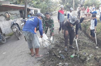 Peltu Kisman bersama warga kerja bakti membersihkan saluran air di Dusun 2 Lamenge, Sidrap.
