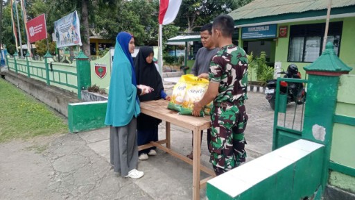 Babinsa Koramil Sidrap menyalurkan beras murah SPHP kepada warga di halaman Koramil.