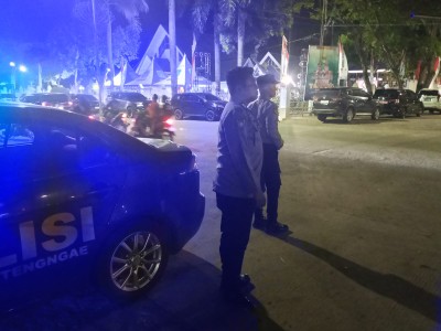 Personel Sat Samapta Polres Sidrap melaksanakan patroli malam di wilayah perkotaan untuk menjaga keamanan dan ketertiban masyarakat.