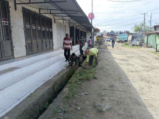 Batuud Koramil 02/Tellu Limpoe, Pelda Jafar bersama warga membersihkan saluran air di Pasar Sentral Amparita.