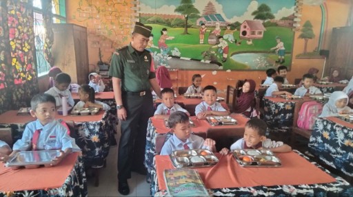Babinsa Koramil Kodim 1420/Sidrap dampingi penyaluran makanan bergizi gratis di sekolah.