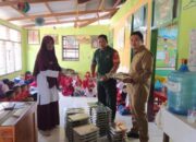 Babinsa Kawal Distribusi Makanan Bergizi untuk Ribuan Warga