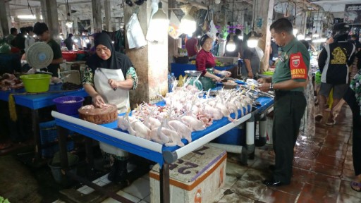 Babinsa Koramil 03/Maritengngae pantau harga bahan pokok di Pasar Sentral Pangkajene