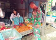 Babinsa Koramil 02/Tellu Limpoe Pantau Harga Sembako di Pasar Amparita