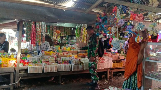Babinsa Koramil 02/Tellu Limpoe pantau harga kebutuhan pokok di Pasar Sentral Amparita Sidrap.