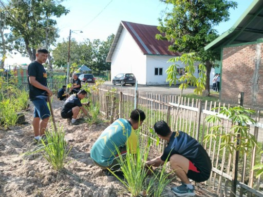 Pasipers Kodim 1420/Sidrap pimpin Prajurit TNI bersama warga melakukan karya bakti penanaman pohon di Asrama Kodim.