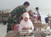 Babinsa Koramil Sidrap Pastikan Makan Bergizi Gratis Sampai ke Murid