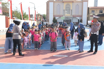 Anak-anak PAUD ikuti outing class di Polres Sidrap bersama Sat Lantas dalam program edukasi Kapolres Sidrap AKBP Dr. Fantry Taherong.